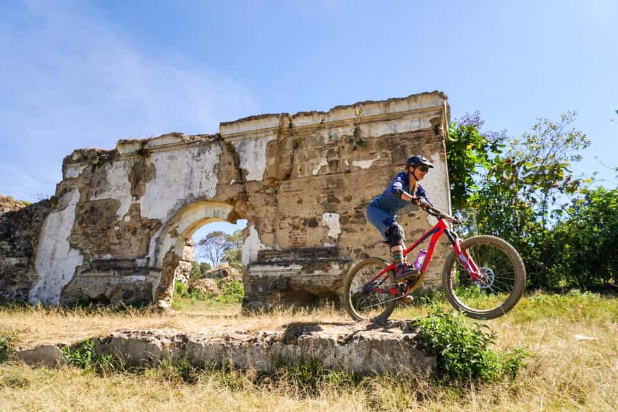 Antigua Guatemala: Half-Day Mountain Bike Tour with Guide - Agricultural roads and the San Andres ruins