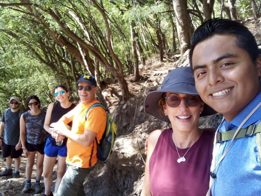 Kayak Hike Adventure. Visit Tzununa, Jaibalito, Santa Cruz - One hour along the cliffs and small bays